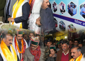 मुख्यमंत्री ने लवी मेले में ‘दोहड़ू’ और अखरोट खरीदे