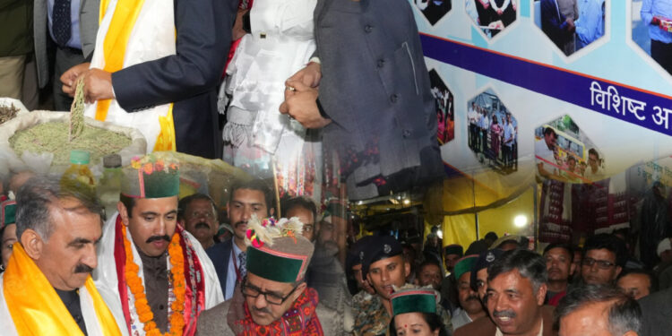 मुख्यमंत्री ने लवी मेले में ‘दोहड़ू’ और अखरोट खरीदे