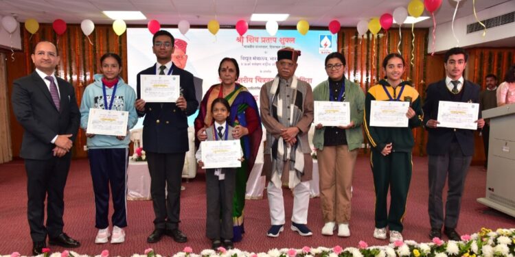 हिमाचल प्रदेश के राज्यपाल ने एसजेवीएन द्वारा आयोजित राज्य स्तरीय पेंटिंग प्रतियोगिता के विजेताओं को सम्मानित किया