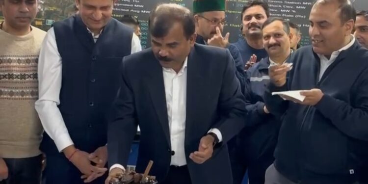 नाथपा झाकड़ी हाइड्रो पावर स्टेशन ने अपने डिज़ाइन एनर्जी लक्ष्य 6612 मिलियन यूनिट्स  की दूसरी सबसे तीव्र फास्टेस्ट उपलब्धि हासिल करने पर केक काटकर ख़ुशी ज़ाहिर की