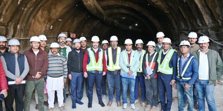 लोक निर्माण मंत्री ने फोरलेन पर निर्मित भाड-रंघाव टनल का किया निरीक्षण
