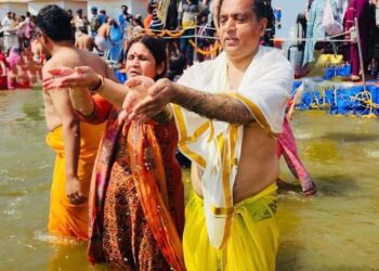 महाकुंभ के सुअवसर पर नेता प्रतिपक्ष ने पत्नी के साथ लगाई संगम में डुबकी