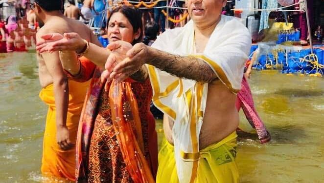 महाकुंभ के सुअवसर पर नेता प्रतिपक्ष ने पत्नी के साथ लगाई संगम में डुबकी