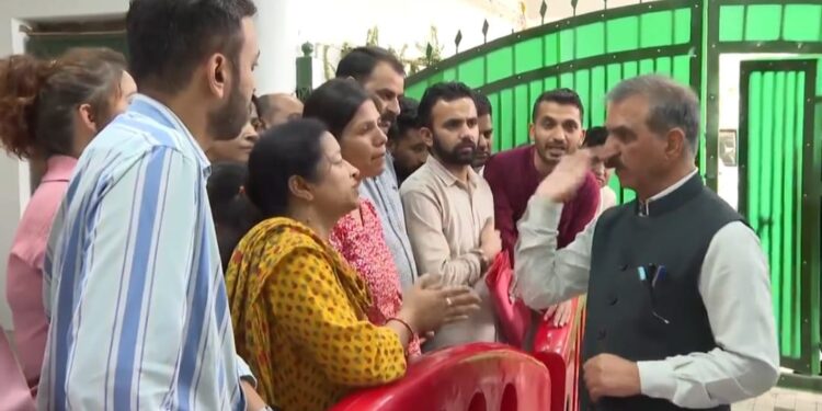 CM से मिले आउटसोर्स कर्मचारी, रखी ये मांगे….