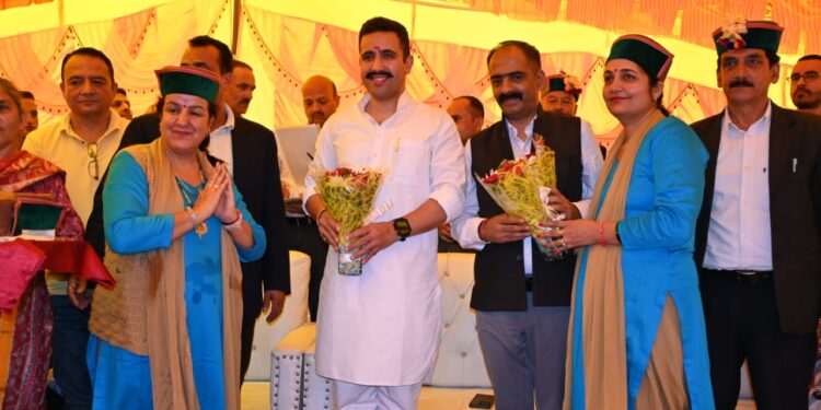 पंचायतें स्वयं आय के स्त्रोत करें विकसित : विक्रमादित्य सिंह