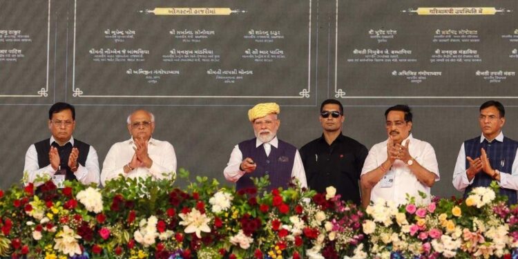 प्रधानमंत्री  नरेन्द्र मोदी ने एसजेवीएन की 200 मेगावाट सौर विद्युत परियोजना (जीयूवीएनएल चरण-XVII, खावड़ा सौर पार्क) की रखी आधारशिला