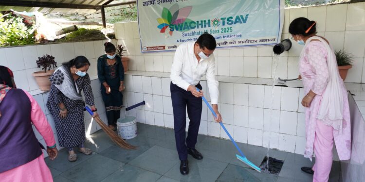 नाथपा झाखड़ी हाइड्रो पॉवर स्टेशन द्वारा स्वच्छता ही सेवा अभियान के अंतर्गत “रेहड़ी मार्केट झाकड़ी के समीप बावड़ी के पास सफाई अभियान का आयोजन