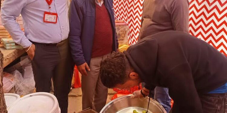 संजौली में फिंकवाई 33 किलो खराब मिठाइयां