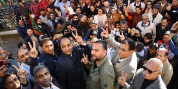 बिहार विजय के अवसर पर सीटीओ चौक पर आयोजित कार्यक्रम में पहुंचे नेता प्रतिपक्ष