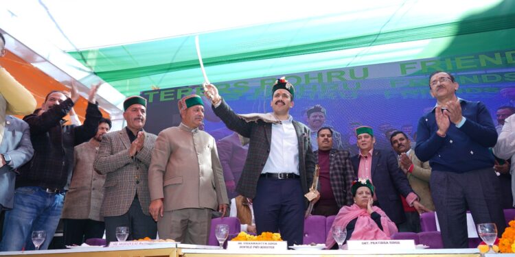 रोहड़ू में हुआ राजा वीरभद्र सिंह की प्रतिमा का अनावरण