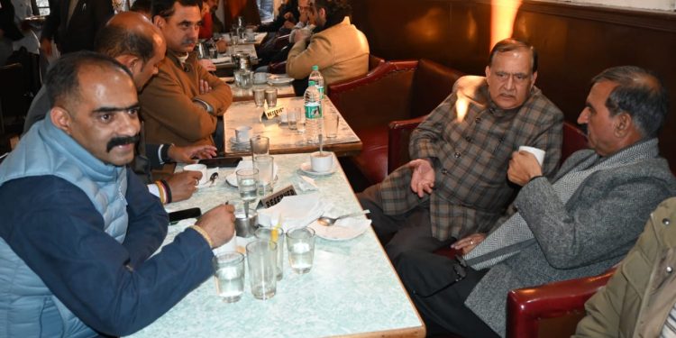 मुख्यमंत्री ने मॉल रोड पर लोगों के साथ बातचीत की