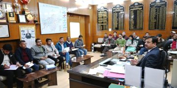 भट्टाकुफर मार्ग पर गड्ढा पड़ने की भारतीय भूवैज्ञानिक सर्वेक्षण ने उपायुक्त को सौंपी रिपोर्ट