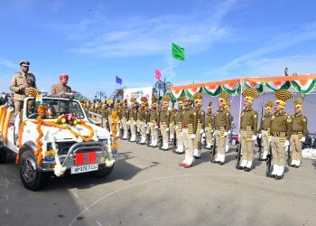 राज्यपाल ने 77वें गणतंत्र दिवस पर राष्ट्रीय ध्वज फहराया, मार्च पास्ट की सलामी ली