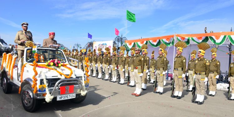 राज्यपाल ने 77वें गणतंत्र दिवस पर राष्ट्रीय ध्वज फहराया, मार्च पास्ट की सलामी ली