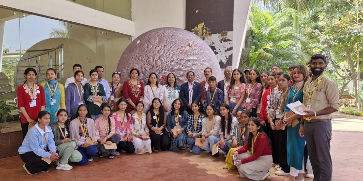 हिमाचल के स्कूली बच्चों ने ISRO में अंतरिक्ष विज्ञान व उपग्रह तकनीक को करीब से जाना